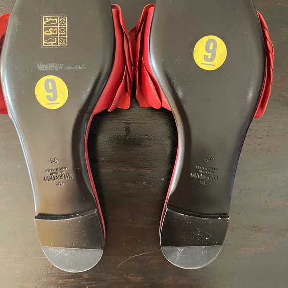 Valentino - Atelier Valentino Garavani - Red leather floral appliqué flat sandal - Picture 14 of 16